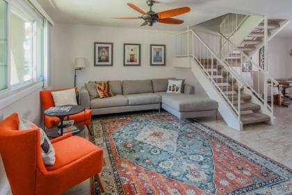 Spacious 4BR Townhouse by Old Town by WanderJaunt