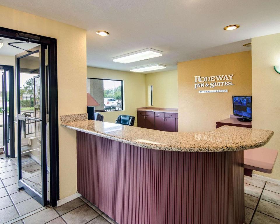 Rodeway Inn and Suites Hwy 290 - image 3