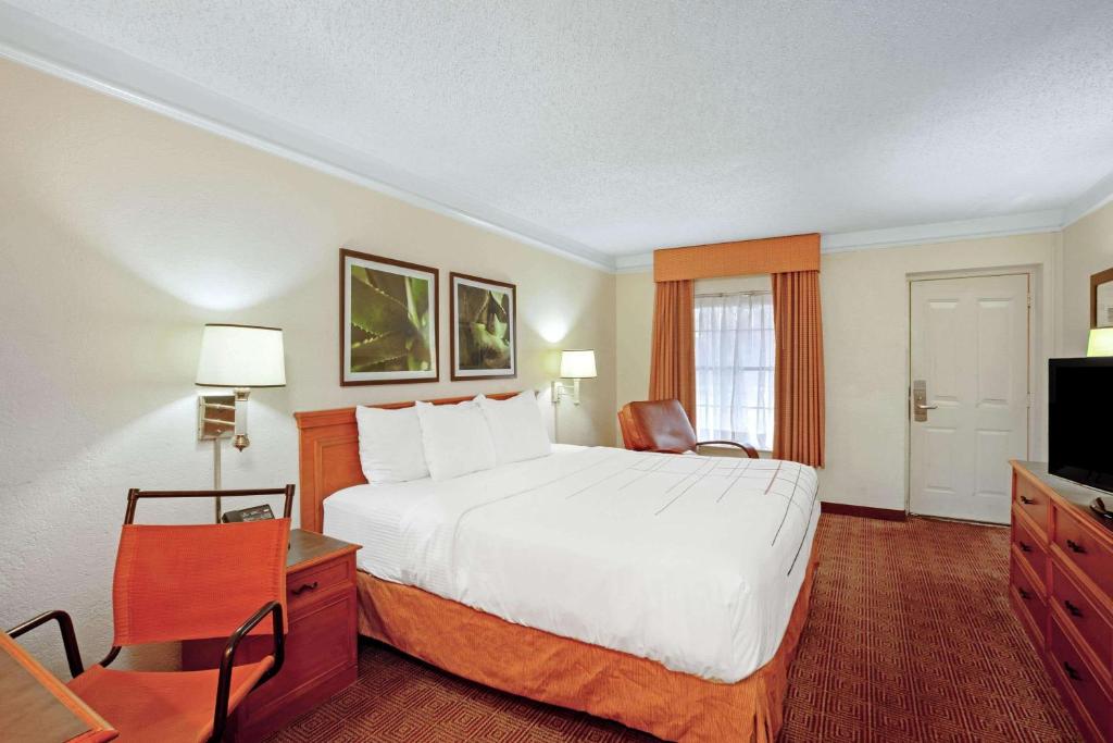 La Quinta Inn by Wyndham Houston Greenway Plaza Medical Area - image 4