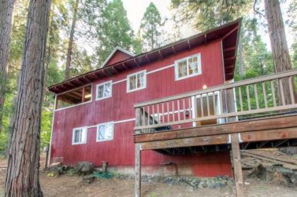 3-Story Cabin with Loft about 1 Mi to Blue Lake Springs!