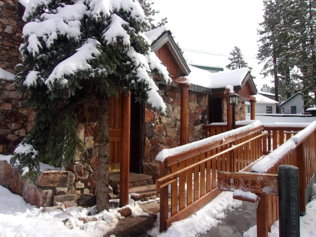 Embers Lodge & Cabins - image 3