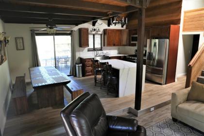 Wildhorse Lodge - recently remodeled home super close to the lake and the slopes! Big Bear Lake