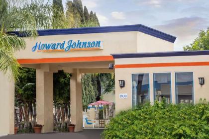 Howard Johnson by Wyndham Orange Hotel & Suites