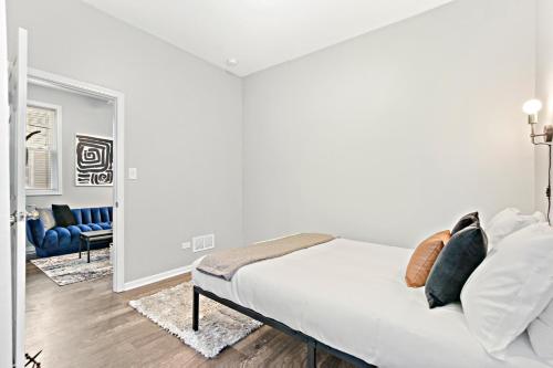 Insta-worthy 2-Bedroom Apt In Trendy Logan Square - image 3