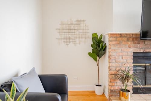 3BR Unit Relaxing Patio In Trendy Logan Square - image 3