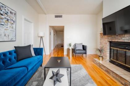 3BR Unit Relaxing Patio In Trendy Logan Square - image 5