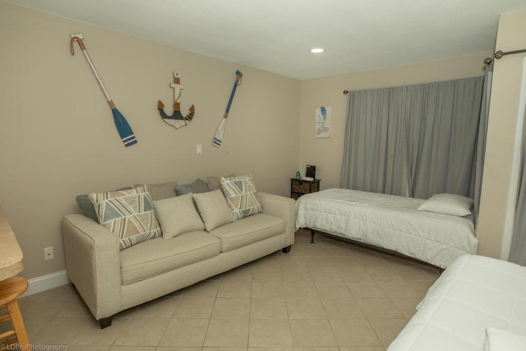 Studio with a queen size bed twin bed and sofa sleeper - sleeps 5 condo - main image
