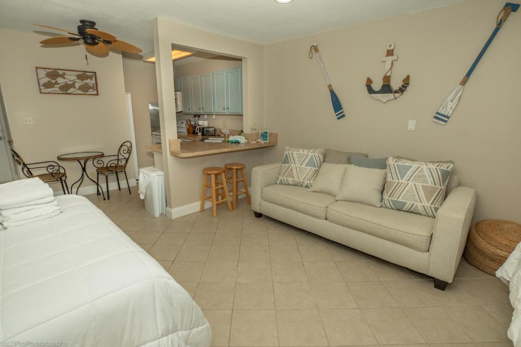 Studio with a queen size bed twin bed and sofa sleeper - sleeps 5 condo - image 2