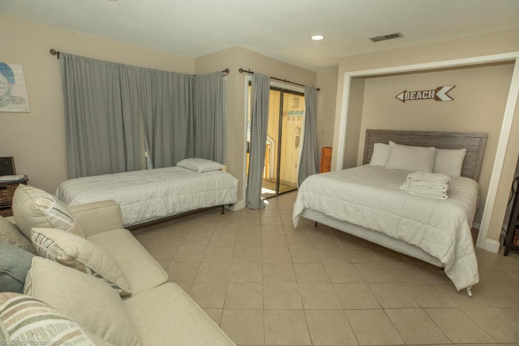 Studio with a queen size bed twin bed and sofa sleeper - sleeps 5 condo - image 3