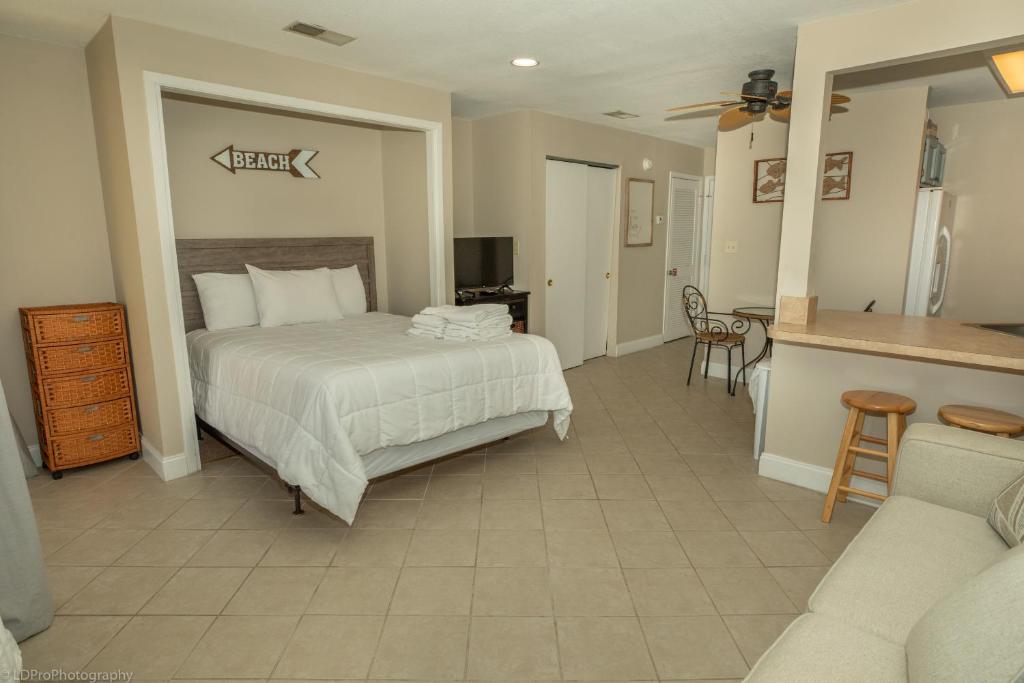 Studio with a queen size bed twin bed and sofa sleeper - sleeps 5 condo - image 4