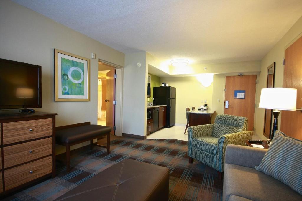 Hampton Inn & Suites Fort Myers Beach/Sanibel Gateway - image 3
