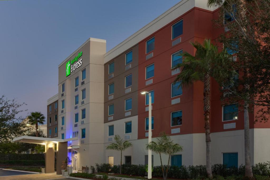 Holiday Inn Express Hotel & Suites Fort Lauderdale Airport/Cruise Port an IHG Hotel - main image