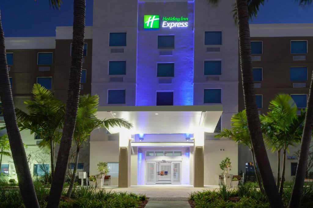 Holiday Inn Express Hotel & Suites Fort Lauderdale Airport/Cruise Port an IHG Hotel - image 3