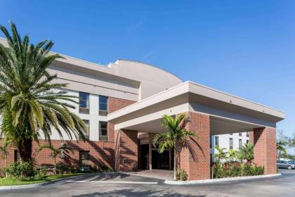 Days Inn & Suites by Wyndham Fort Myers Near JetBlue Park in Fort Myers Beach