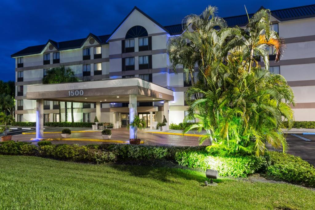 Holiday Inn Express Fort Lauderdale North - Executive Airport an IHG Hotel - main image