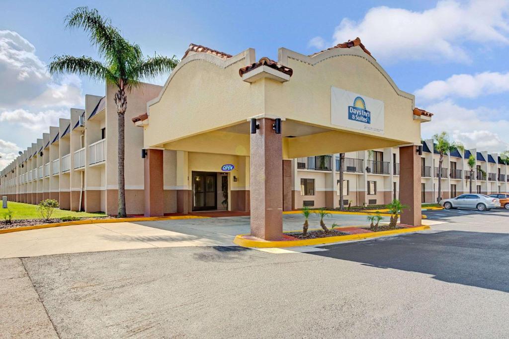 Days Inn & Suites by Wyndham Tampa near Ybor City - main image