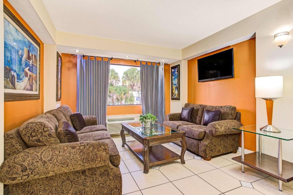 Days Inn & Suites by Wyndham Tampa near Ybor City - image 3