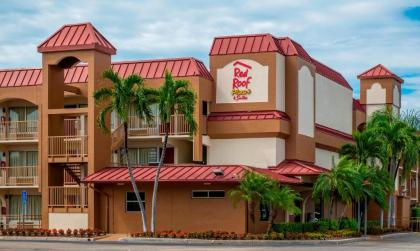 Red Roof Inn PLUS+ & Suites Naples Downtown-5th Ave S in Fort Myers Beach