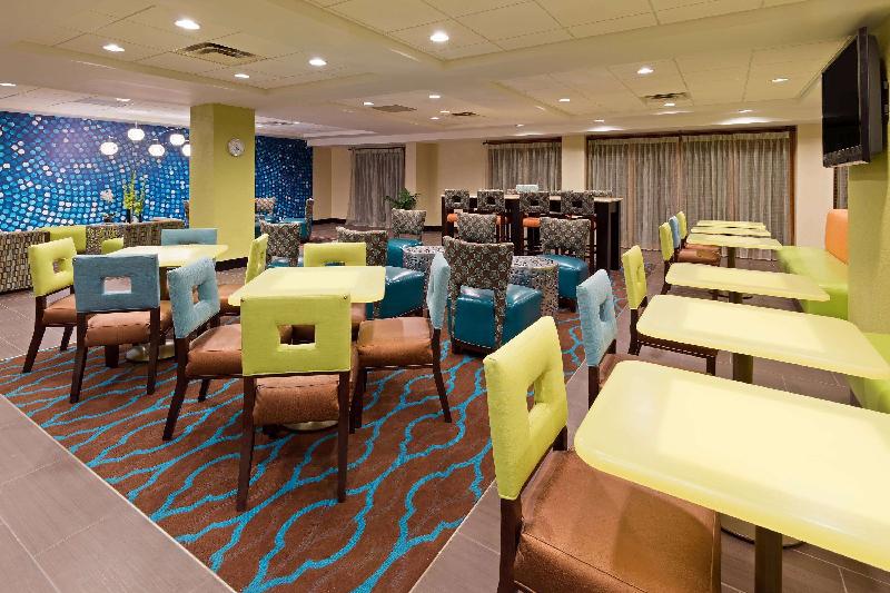 La Quinta Inn & Suites by Wyndham Tampa North - image 2