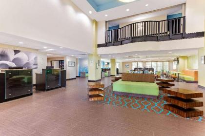 La Quinta Inn & Suites by Wyndham Tampa North - image 4