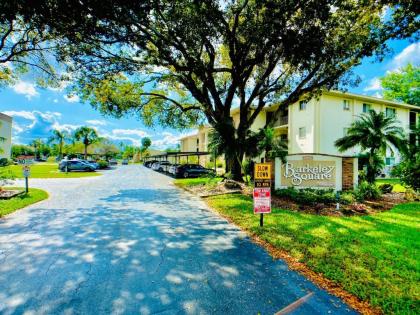 Elegant 1 Bedroom Condo With Swimming Pool Gym Access All Included In Convenient Fort Myers Location Near Golf Courses and Sanibel Island in Fort Myers Beach