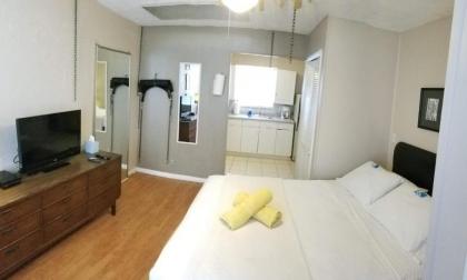 INN LEATHER GUEST HOUSE-GAY MALE ONLY Fort Lauderdale