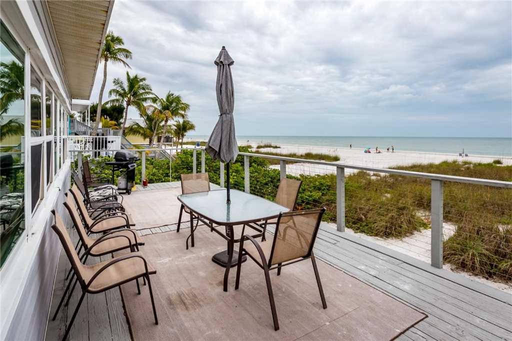 Sandy Toes Cottage 2 Bedrooms Sleeps 6 Beach Front WiFi - main image
