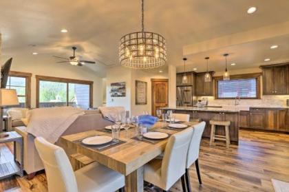 Upscale Getaway with Hot Tub Walk to Main St Frisco