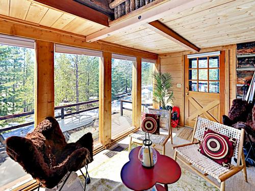 Secluded Mountain-View Log Cabin Near Snow Trails home - image 2