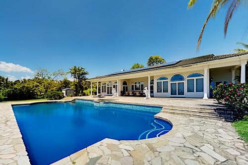 Luxe Hilo Bay View Estate - Pool Hot Tub & Sauna home - main image