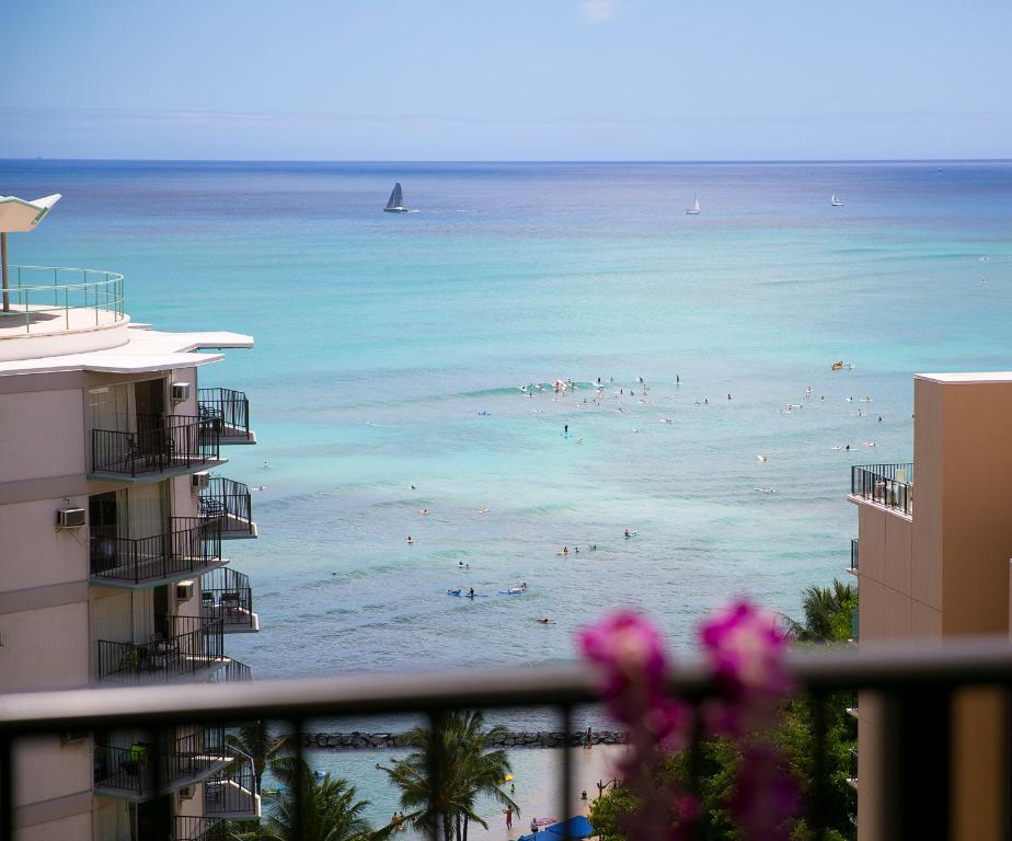 Waikiki Resort Hotel - image 3