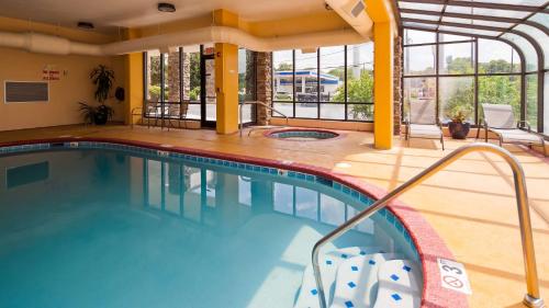 Best Western Knoxville Suites - Downtown - image 3