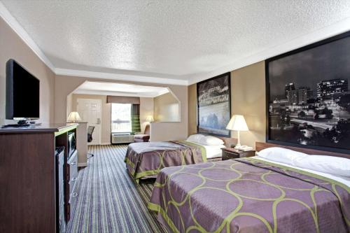 Super 8 by Wyndham Knoxville East - image 3