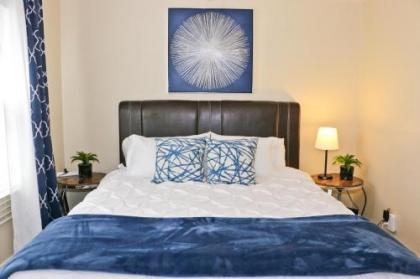 Close to Downtown and Beach - King Bed - Fast WiFi - Free Parking