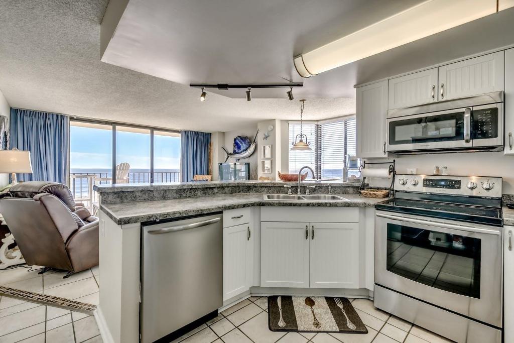 Spinnaker 405 - Beautiful 4th floor condo with access to outdoor pool and hot tub - image 5