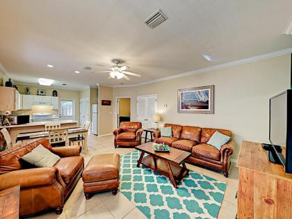 Coastal Oasis Near Beach With Pool Grill & Pond Condo in Gulf Shores