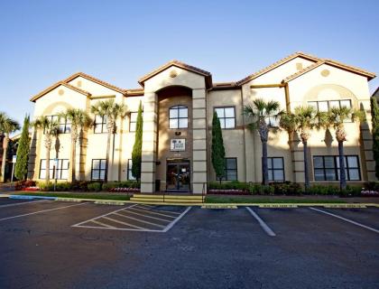 Fully-furnished Villa and Modern Comforts in Orlando - One Bedroom #1