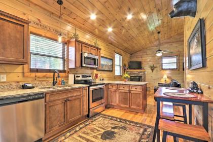 Luxe Cozy Cabin with Hot Tub and Pool Near Town! Pigeon Forge