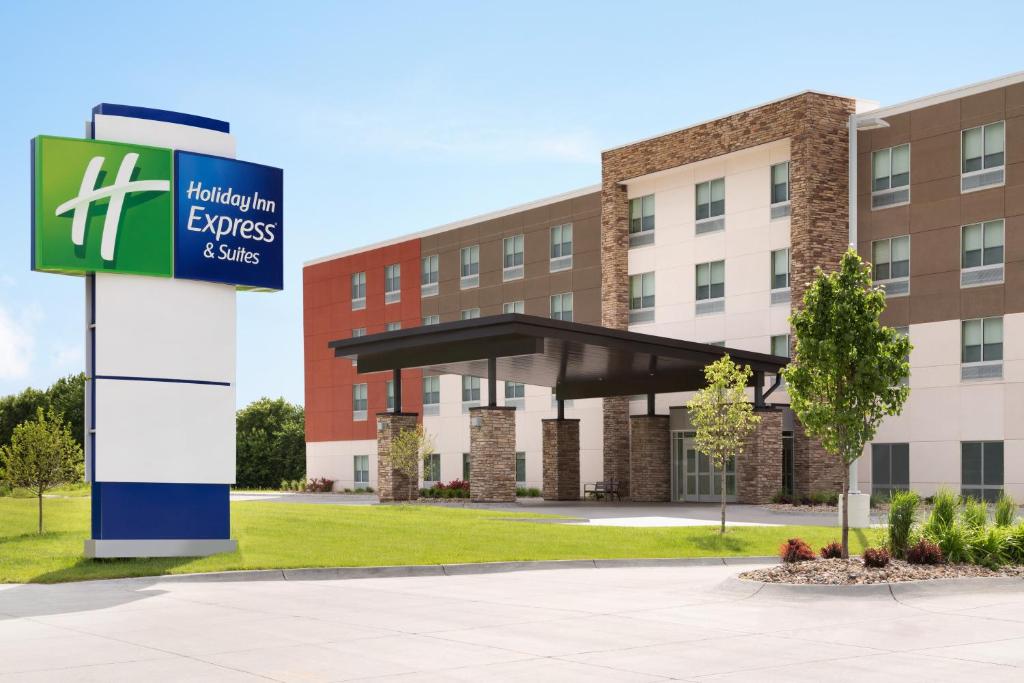 Holiday Inn Express & Suites - Savannah W - Chatham Parkway an IHG Hotel - main image