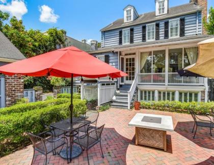 Historic Home Overlooking Emmet Park and Savannah River Private Parking Heated Pool Access Savannah