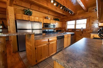 Black Bear Lodge - Free Daily Activities - Double Kitchen - Game Room and Hot Tub