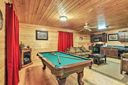 Hidden Hideaway Cabin with Deck and Pool Table!