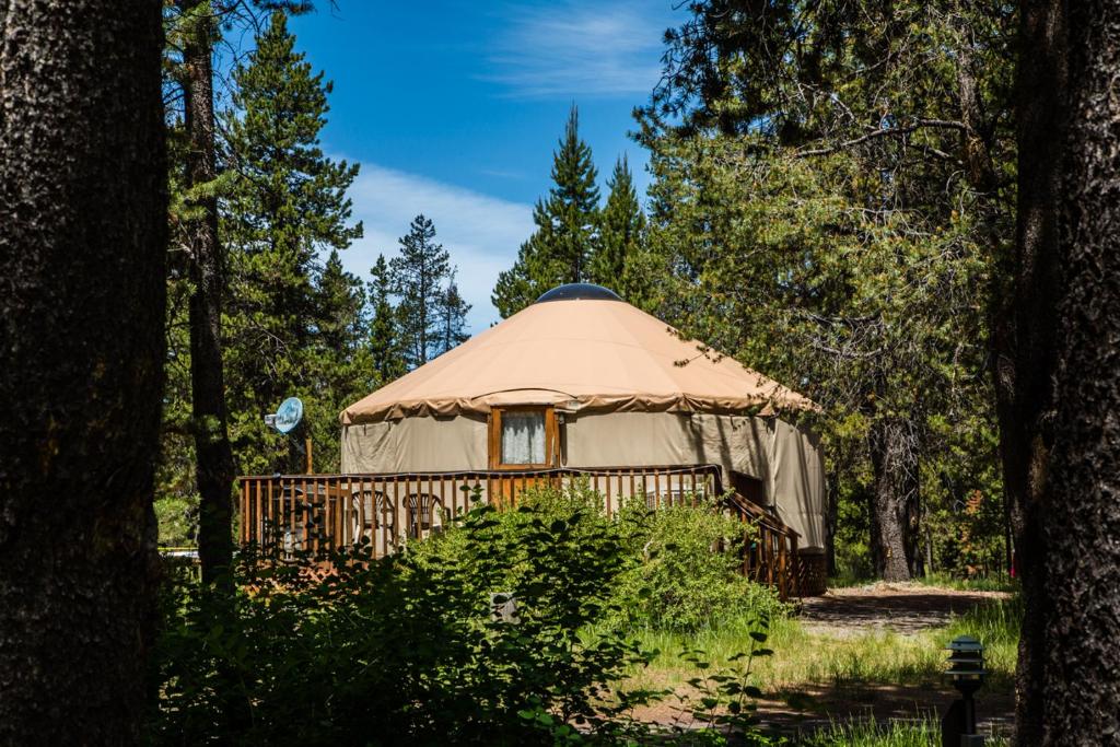 Bend-Sunriver Camping Resort 24 ft. Yurt 16 - main image