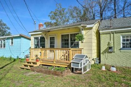Cozy Tiny House 4 Miles to Downtown Wilmington! in North Myrtle Beach